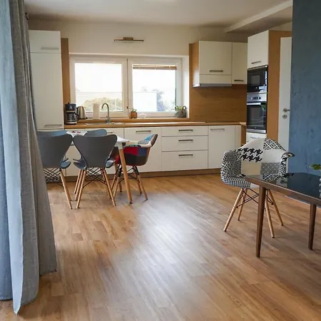 Vila Vekose - Apartman S Terasou A Zahradou Hradec Kralove Exterior photo
