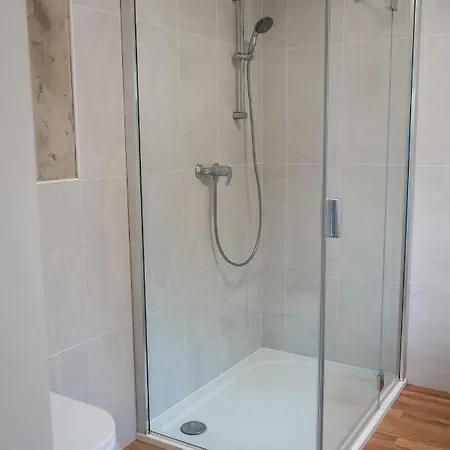 Vila Vekose - Apartman S Terasou A Zahradou Hradec Kralove Exterior photo