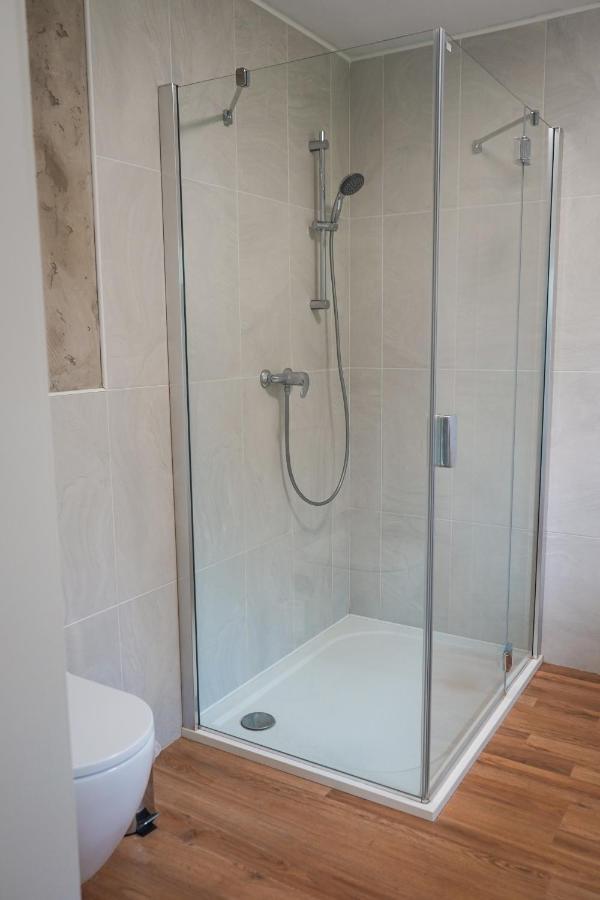 Apartment Vekose - S Terasou A Zahradou Hradec Kralove