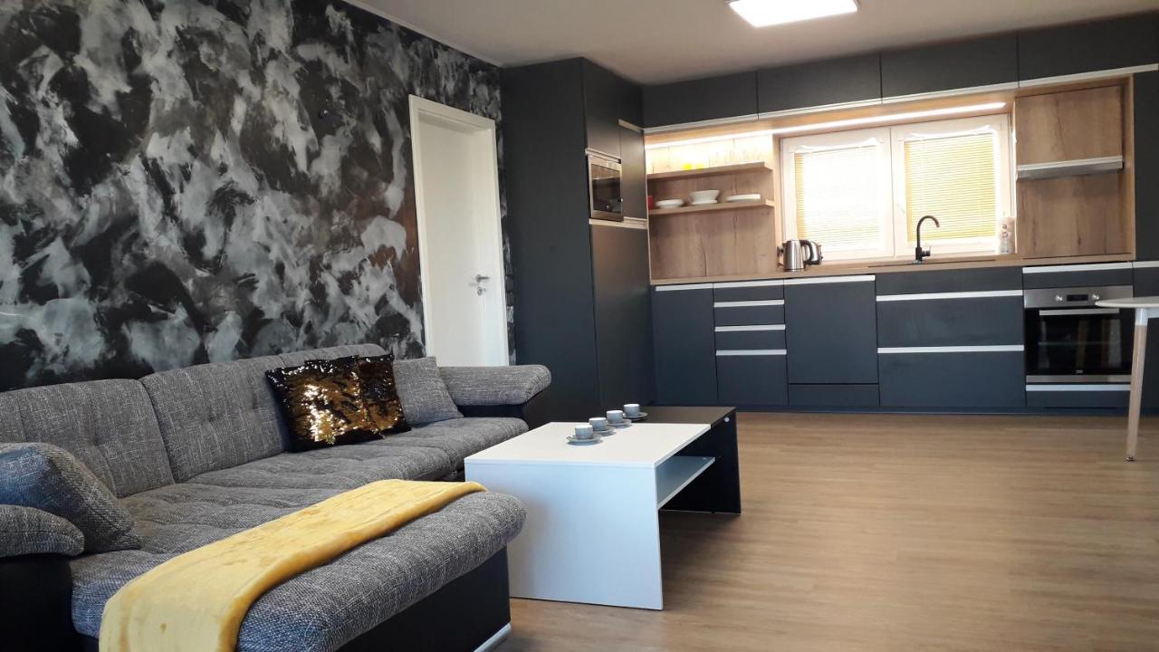 Apartment Vekose - S Terasou A Zahradou Hradec Kralove
