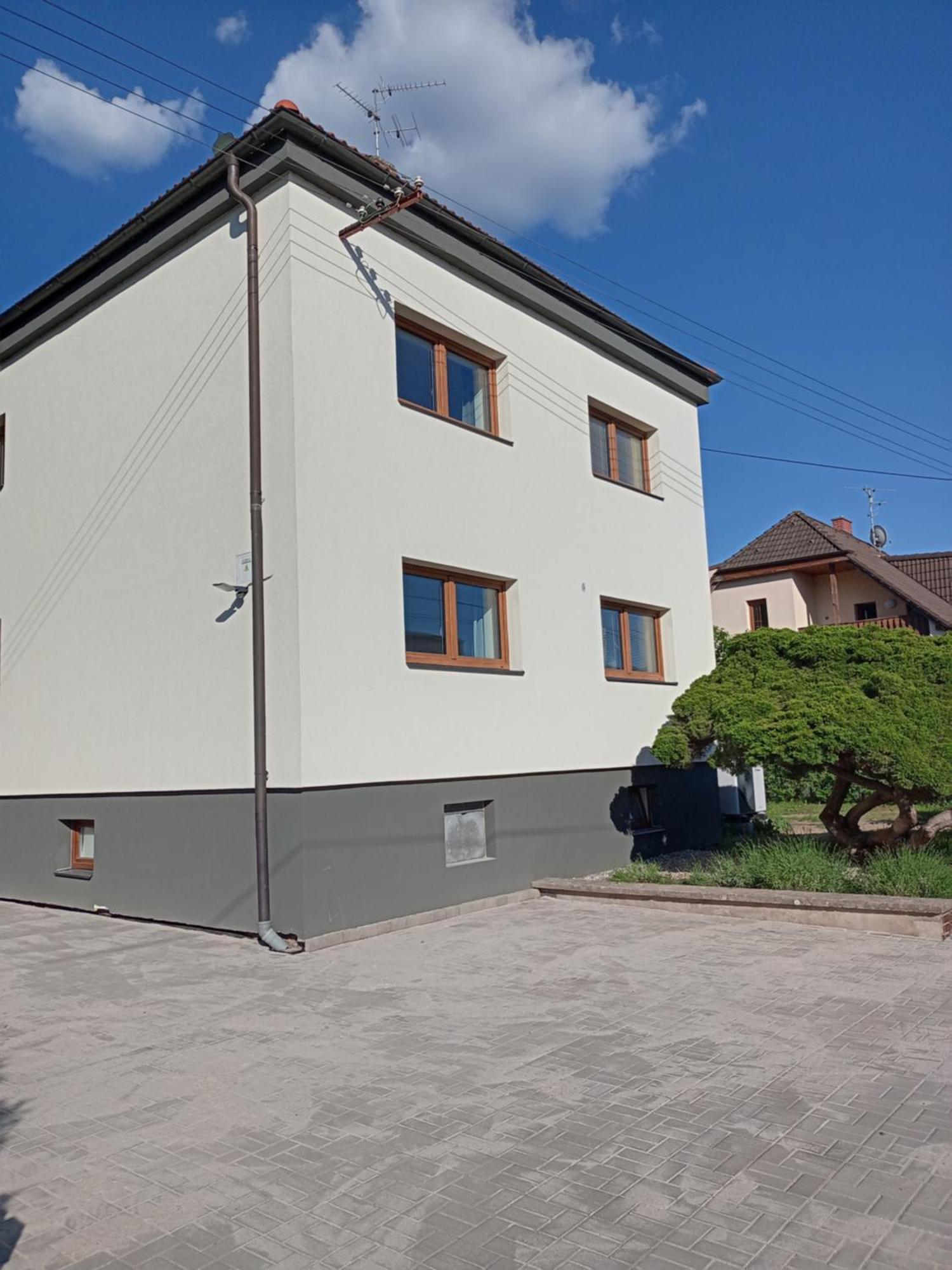 Apartment Vekose - S Terasou A Zahradou Hradec Kralove